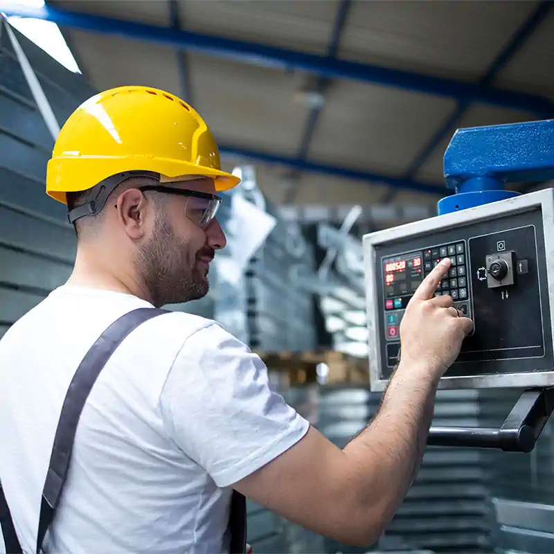 Operator la masini unelte cu comanda numerica (CNC)